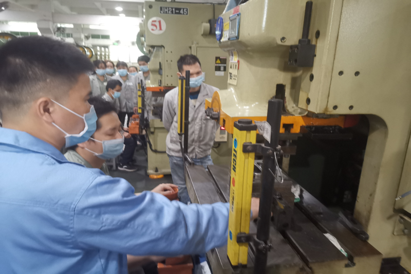 2021年冲压工操作培训